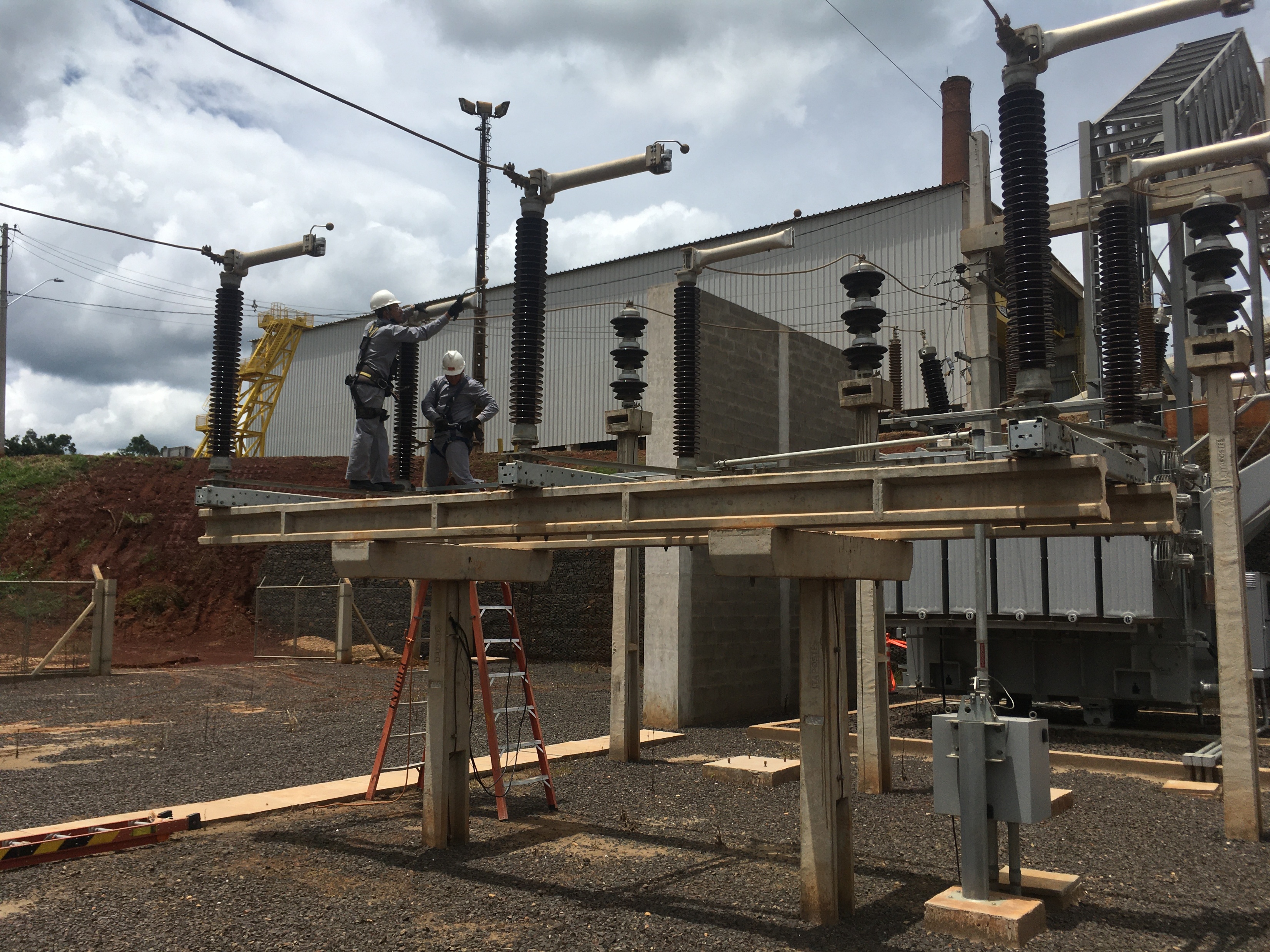 Equipe técnica da PROINT atuando em subestação de energia